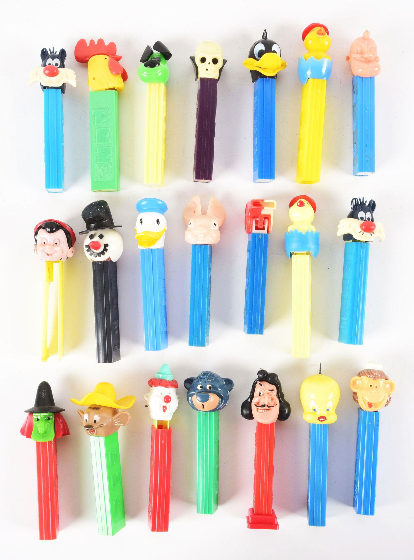 LARGE LOT OF PEZ DISPENSERS. (1 of 3)
