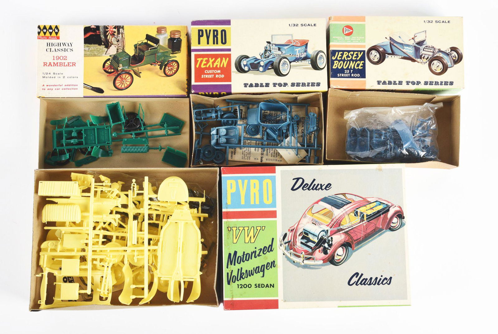 LOT OF 4: VARIOUS HAWK AND PYRO PLASTIC VEHICLE MODEL KITS. (1 of 3)