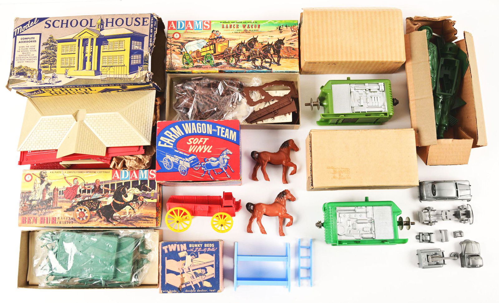 LARGE LOT OF VARIOUS MODEL KITS, PLASTIC FIGURES AND ACCESSORIES. (1 of 2)