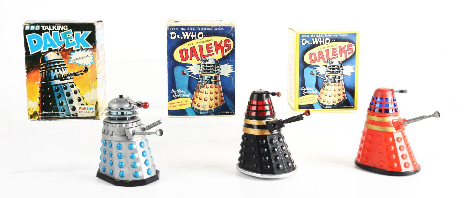 LOT OF 3: BATTERY OPERATED PLASTIC DALEK TOYS IN ORIGINAL BOXES. (1 of 2)