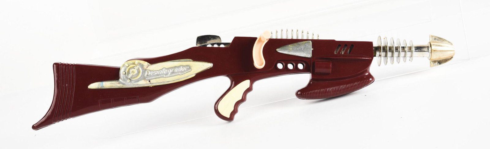 CONTEMPORARY PLASTIC DESINTEGRODOR SPACE RIFLE.: Nice crank action and beautiful color combination. Condition: (Very Good). Dimensions: 19 - 1/4" x 2 - 1/2" x 3/4".