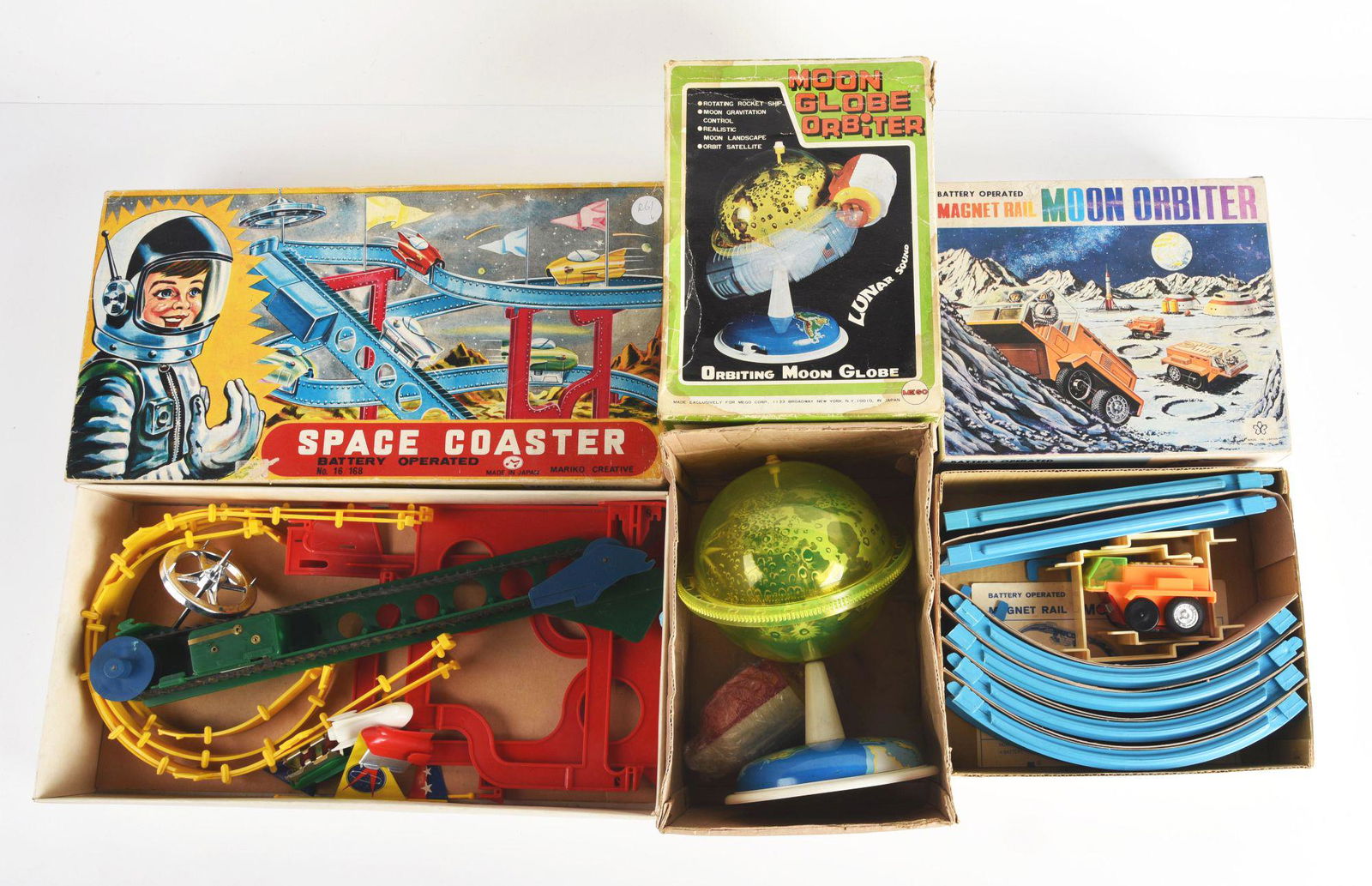 LOT OF 3: JAPANESE PLASTIC BATTERY OPERATED SPACE TOYS IN ORIGINAL BOXES. (1 of 2)