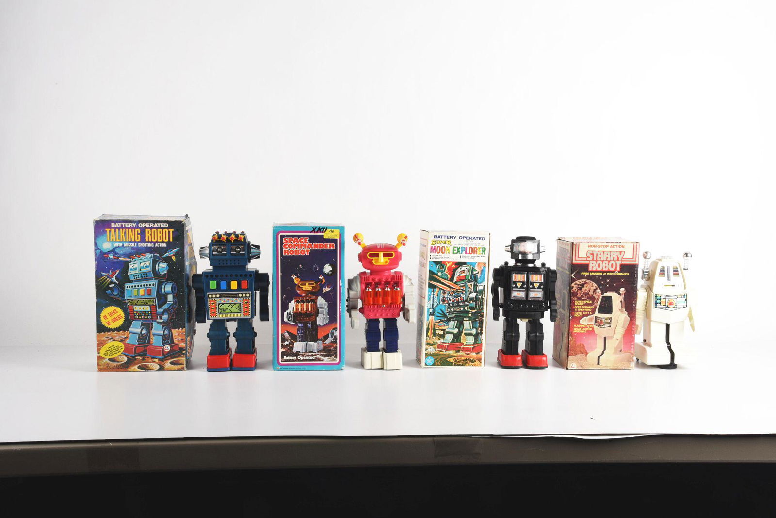 LOT OF 4: BATTERY OPERATED PLASTIC HONG KONG ROBOTS. (1 of 2)