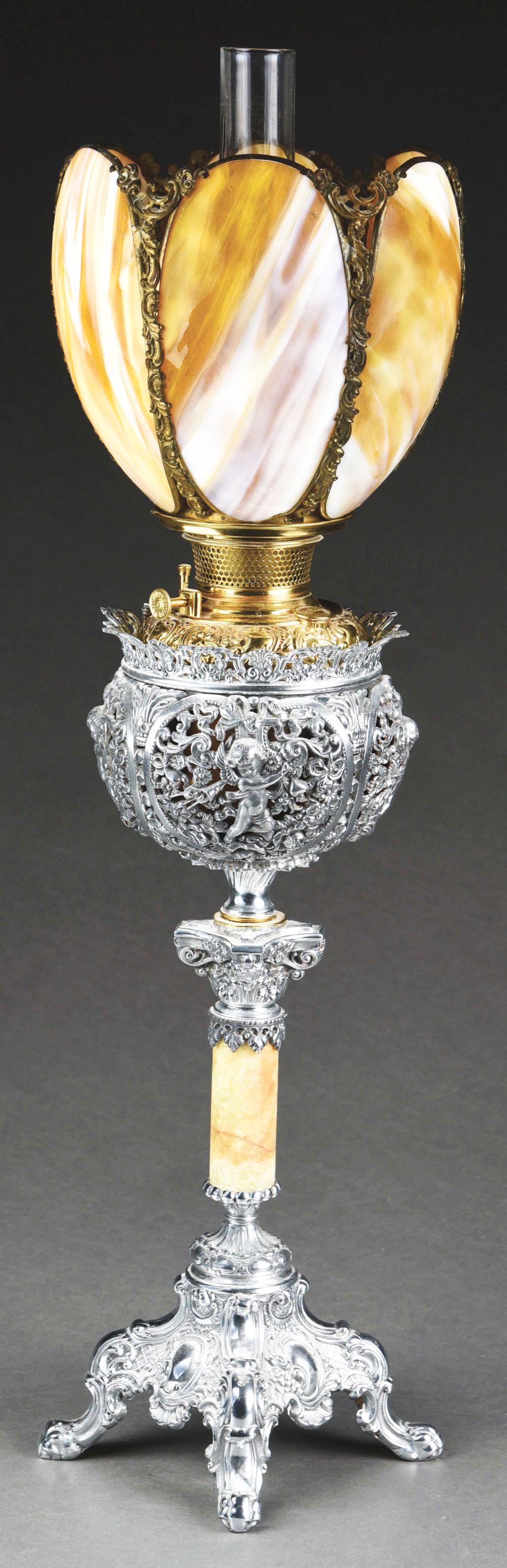 BANQUET-STYLE KEROSENE TABLE LAMP. (1 of 6)