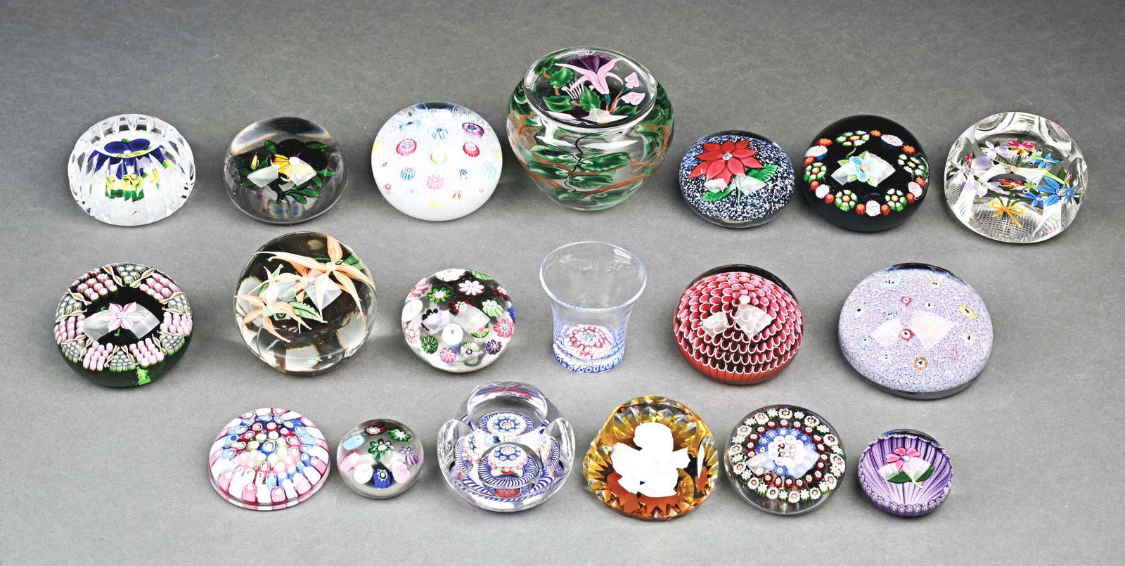 LOT OF 19: ART GLASS PAPERWEIGHTS. (1 of 20)