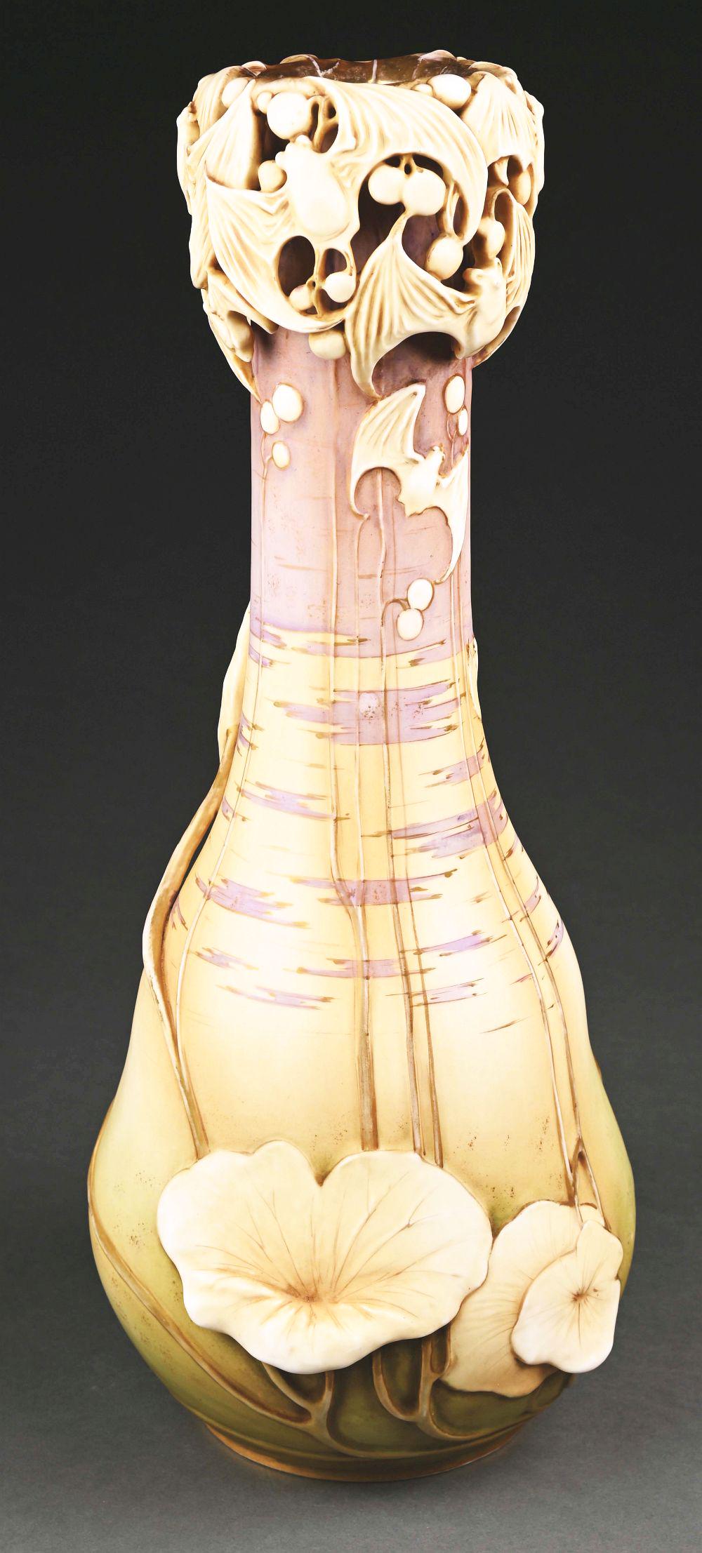 AMPHORA BERRY BAT VASE. (1530) on Dec 19, 2022 Dan Morphy Auctions in PA