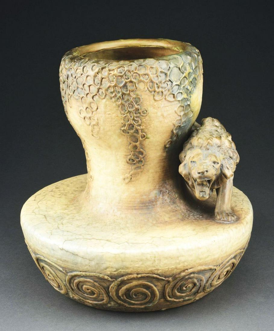 AMPHORA LION VASE. (1 of 7)