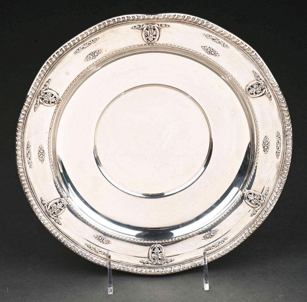 ROSE POINT STERLING SILVER TRAY W/ SCALLOPED BORDER. (1 of 4)