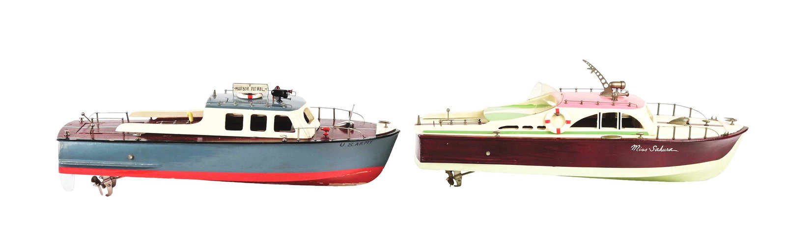LOT OF 2: JAPANESE BATTERY-OPERATED WOODEN CABIN CRUISER BOATS. (1 of 3)