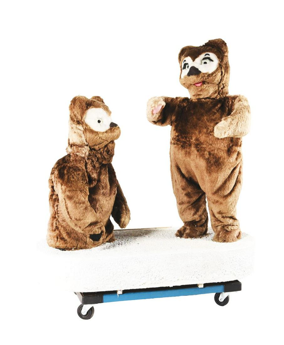 TWO DANCING BEARS WINDOW DISPLAY AUTOMATON. (1 of 6)