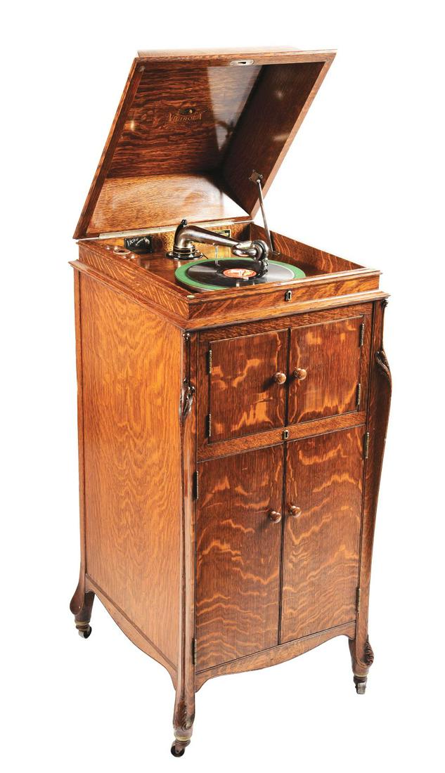 QUARTERSAWN OAK VICTOROLA FLOOR MODEL PHONOGRAPH. (1 of 14)