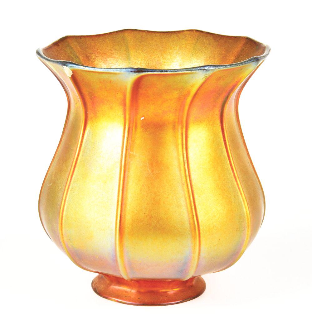 QUEZAL ART GLASS RIBBED SHADE. (1 of 2)