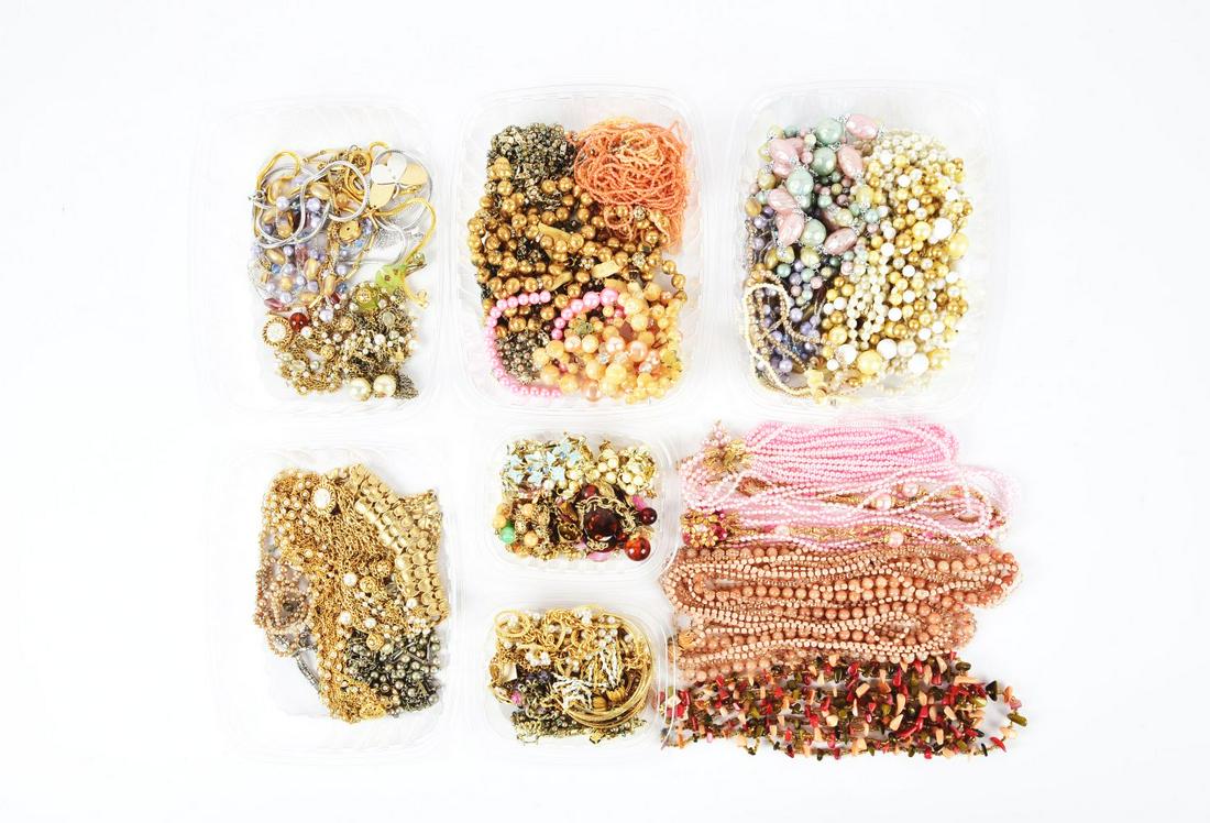 LARGE LOT OF COSTUME JEWELRY NECKLACES & BRACELETS. (1 of 1)