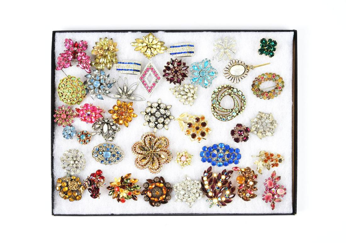 LOT OF 40: COLLECTION OF VINTAGE BROOCHES. (1 of 1)
