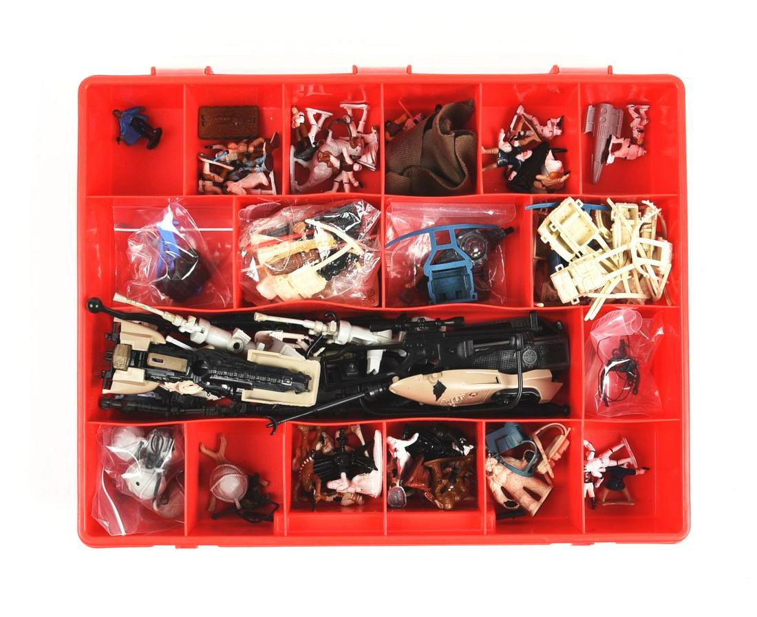 LARGE LOT OF SMALLER METAL STAR WARS FIGURES & PLASTIC WEAPONS FOR REGULAR SIZE VEHICLES. (1 of 1)