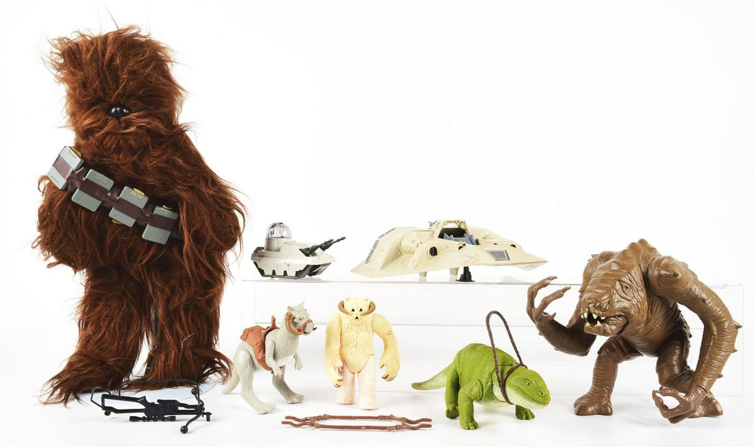 LARGE LOT OF HARD & SOFT STAR WARS FIGURES. (1 of 1)