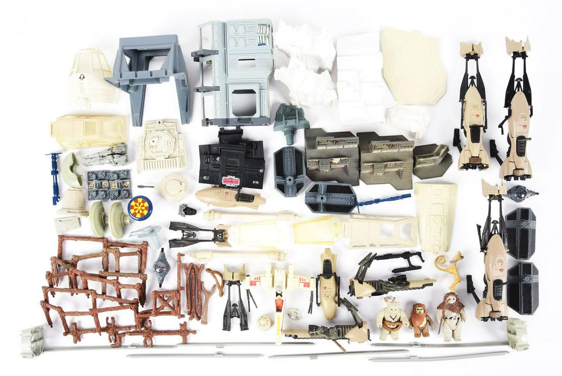 NICE LOT OF VARIOUS STAR WARS PLASTIC ACCESSORY PIECES. (1 of 1)