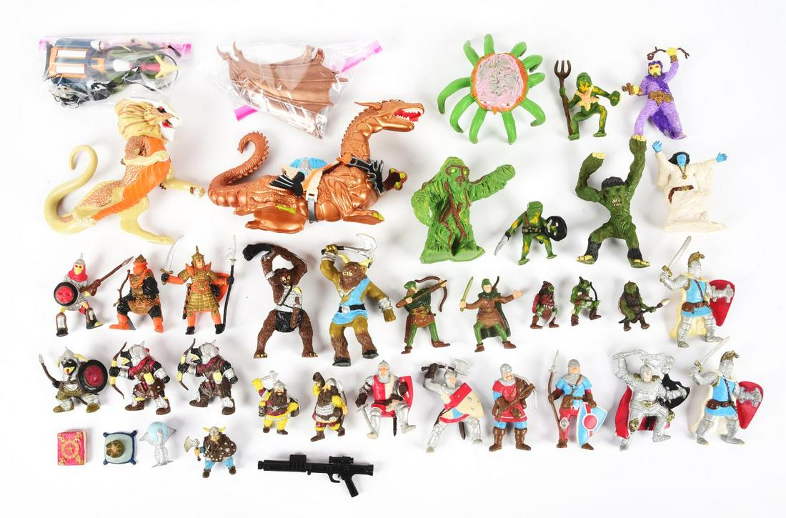 LOT OF APPROX. 25: VARIOUS MOSTLY DUNGEONS & DRAGONS FIGURES. (1 of 1)
