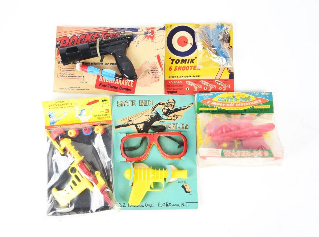 LOT OF 5: VARIOUS AMERICAN-MADE PLASTIC SPACE GUN SETS.: All on original header cards. Most shoot water or other objects. Condition:(Very Good - Excellent).Largest: 10 - 1/2" x 7 - 3/4" x 1 - 1/2".Dimensions: