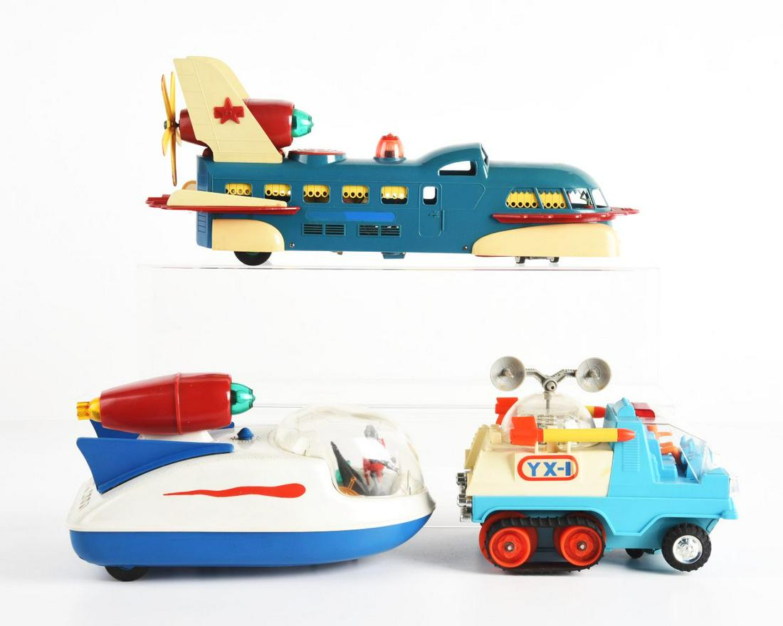 LOT OF 3: JAPANESE & ITALIAN-MADE BATTERY-OPERATED PLASTIC SPACE VEHICLES. (1 of 2)