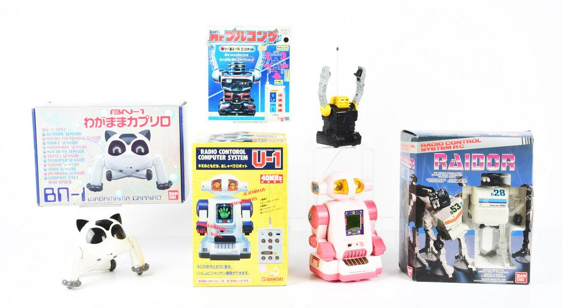 LOT OF 4: CONTEMPORARY ROBOT TOYS IN BOXES. (1 of 1)