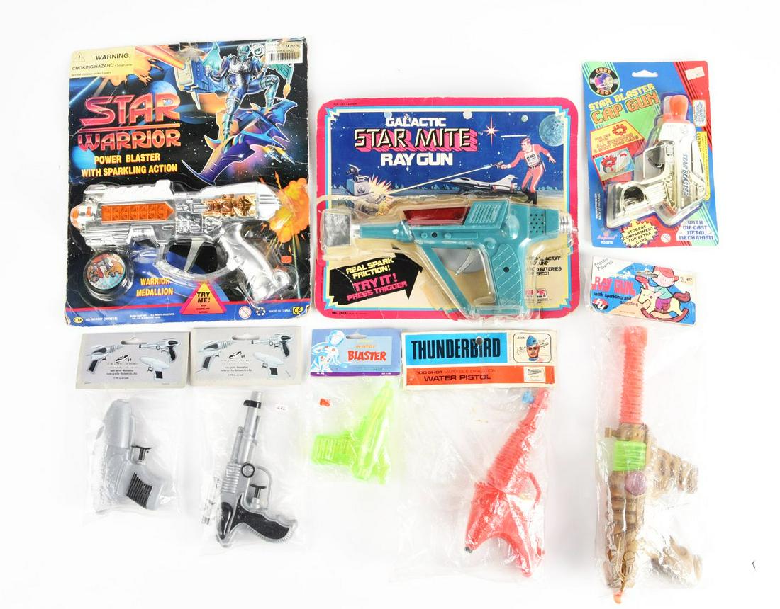 LOT OF 8: PLASTIC RAY GUNS. (1 of 2)