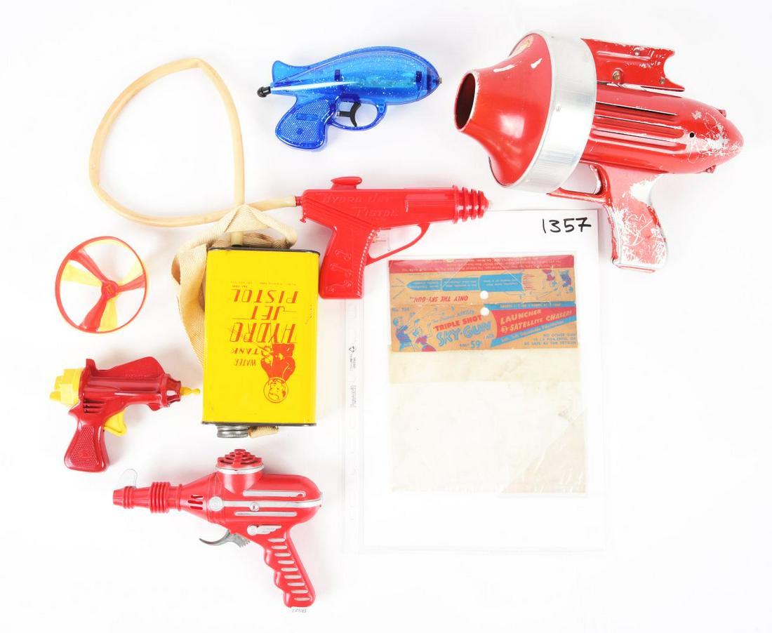 LOT OF 5: AMERICAN PLASTIC & METAL SPACE GUNS.: Metal Flash Gordon gun and various Ideal plastic guns. One with tin litho water tank, and one with original header card.Condition:(Very Good).Largest: 11" x 8 - 1/2" x 5 - 3/4".Dimensions: