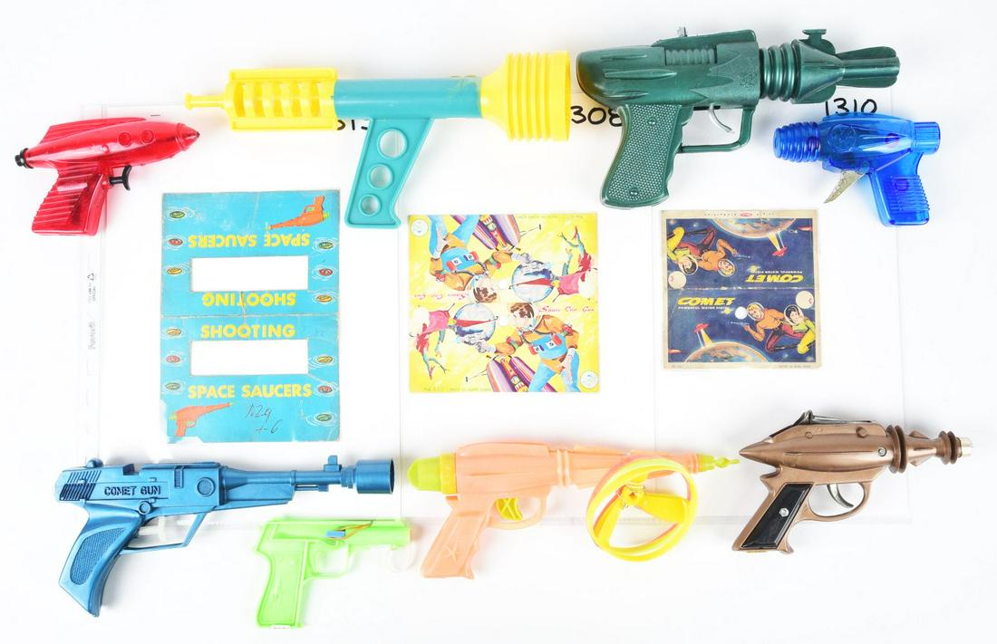 LOT OF 8: PLASTIC SPACE GUNS. (1 of 1)