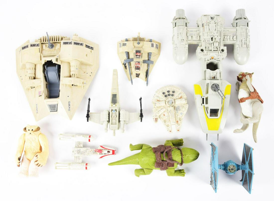 LARGE LOT OF HARD PLASTIC STAR WARS CREATURE FIGURES & VEHICLE PIECES. (1 of 1)