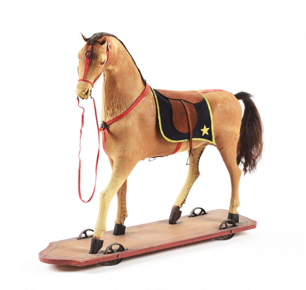PULL ALONG TOY HORSE ON WHEELS. (1 of 2)