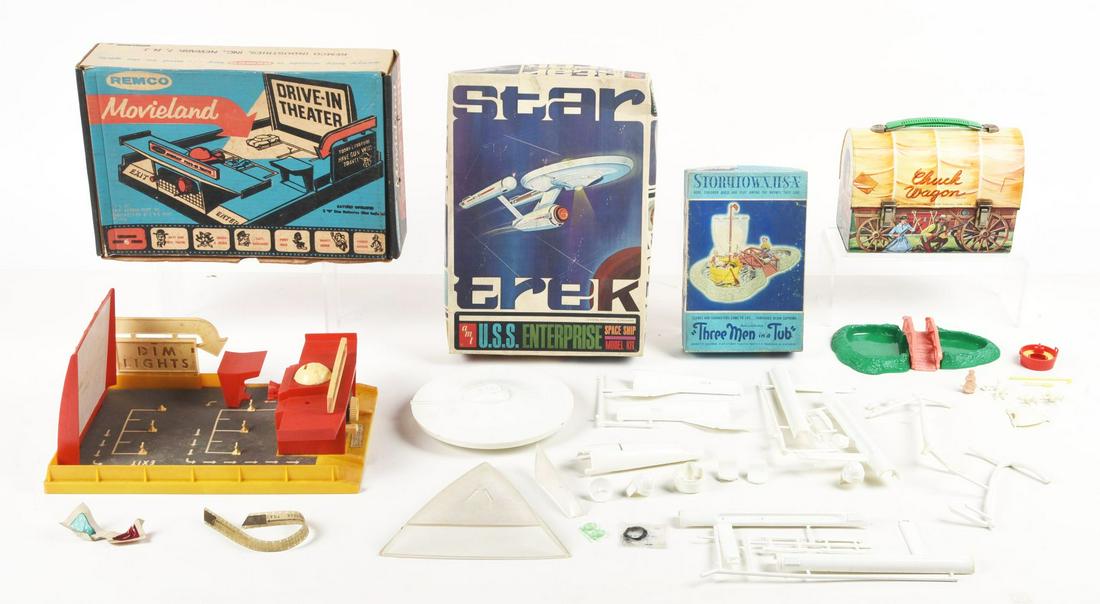 LOT OF 4: VARIOUS TIN LITHO & PLASTIC TOY ITEMS. (1 of 1)