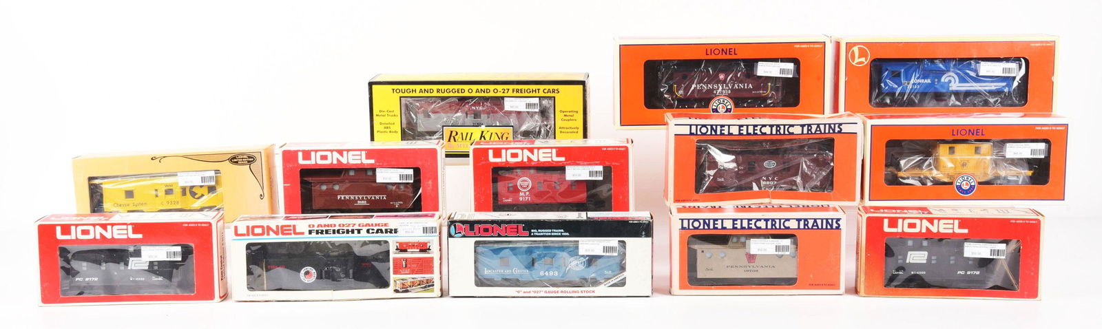 LOT OF 13: VARIOUS CONTEMPORARY LIONEL AND RAIL KING TRAIN CABOOSES. (1 of 1)