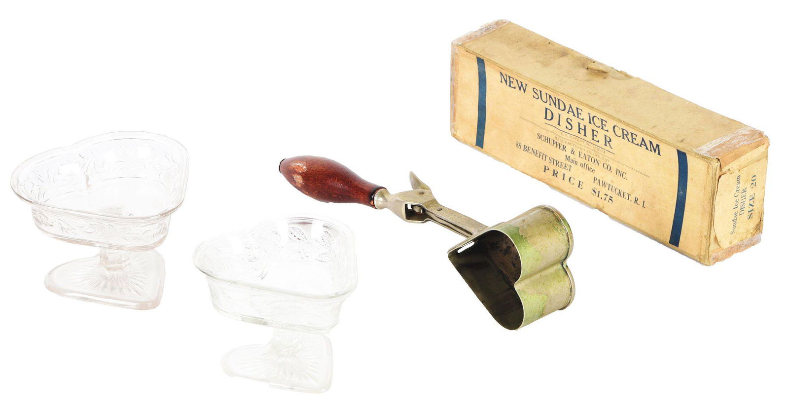 LOT OF 4: HEART SHAPED ICE CREAM SCOOP WITH MATCHING DISHES AND ORIGINAL SCOOP BOX. (1 of 2)