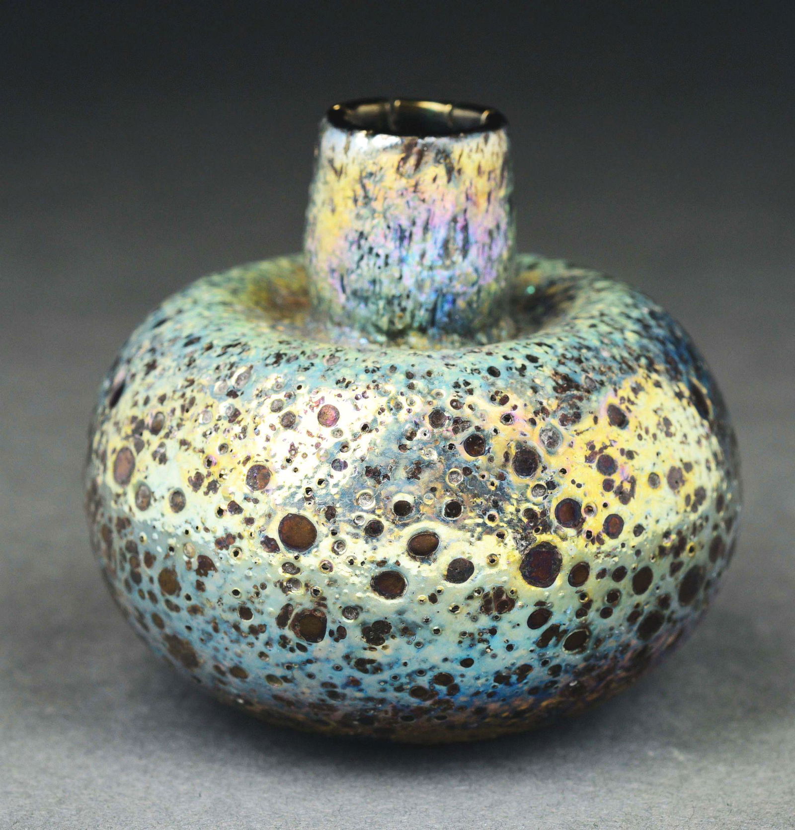 TIFFANY STUDIOS CYPRIOT CABINET VASE. (1 of 6)