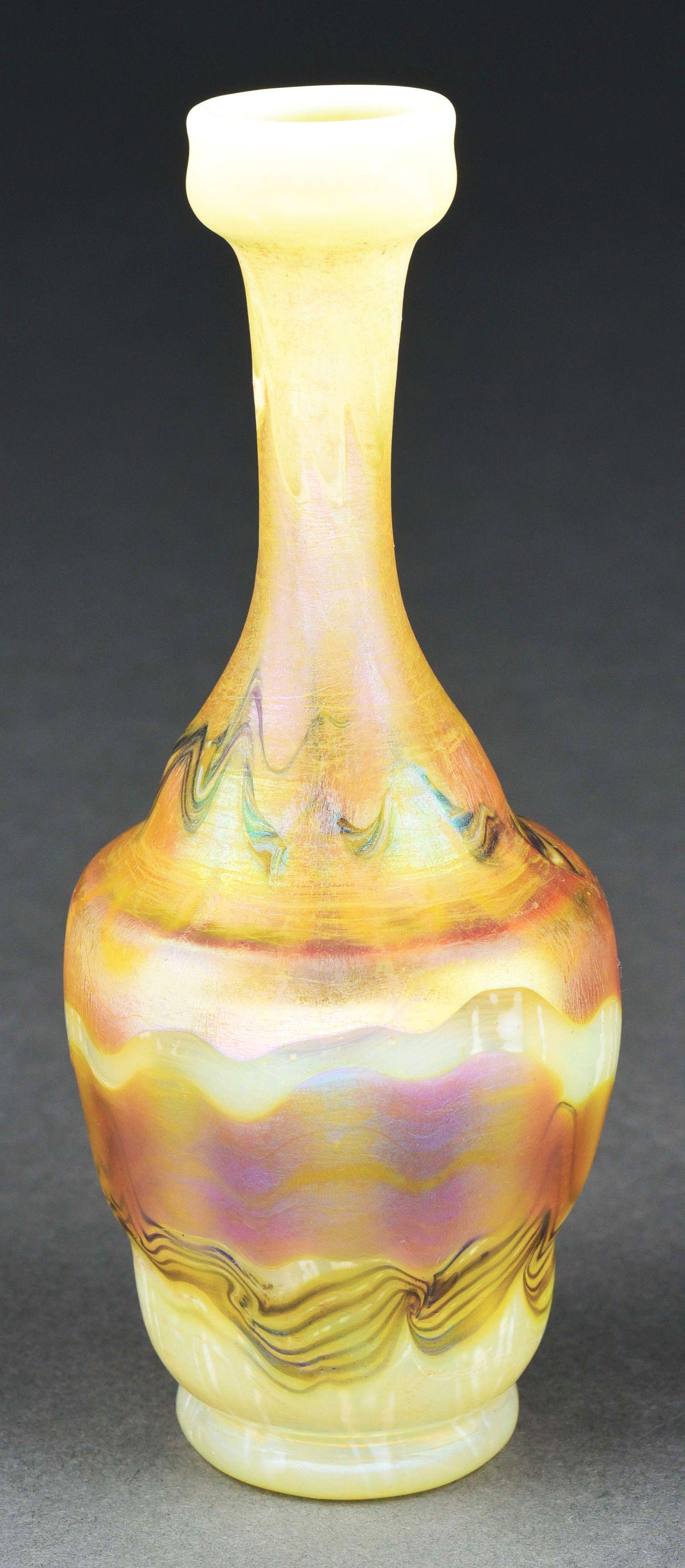 TIFFANY STUDIOS IRIDESCENT FAVRILE GLASS VASE. (1 of 6)