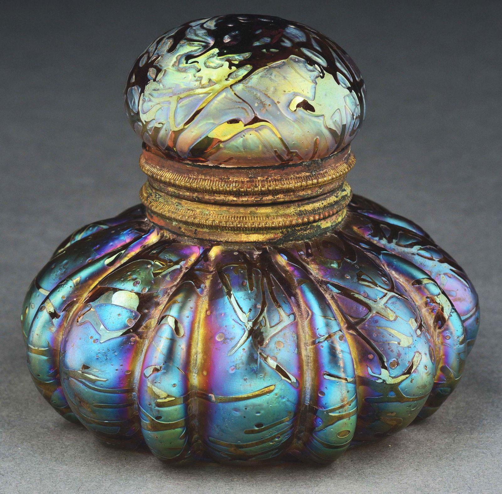EARLY 20TH C. IRIDESCENT ART GLASS INKWELL. (1 of 5)