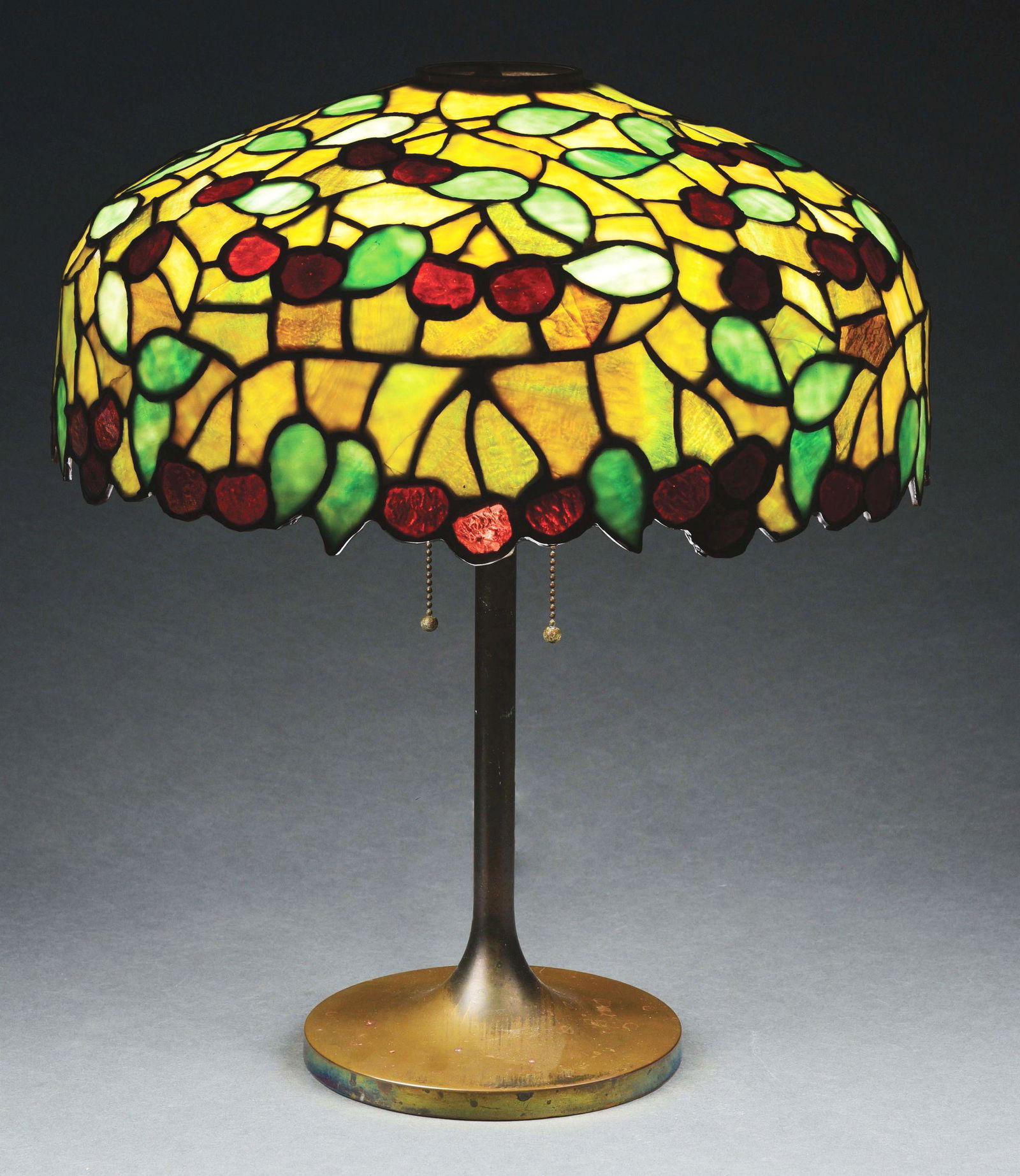 CHICAGO MOSAIC LEADED GLASS TABLE LAMP. (1 of 8)