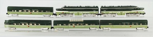 American Flyer Northern Pacific Train Set.: American. S-gauge. Includes no. 490 power unit and no. 492 dummy unit along with no. 901 passenger car, no. 902 Vista Dome, no. 900 baggage car, and no. 903 observation car. Very little wear overall. 