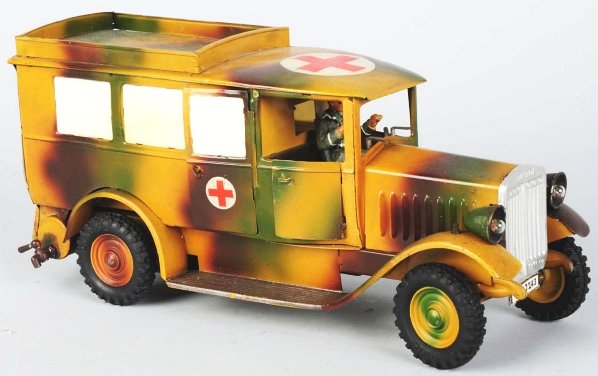 Lineol Clockwork Ambulance.: Working. Tin litho. Includes driver. Includes partial crew. Condition (Excellent).