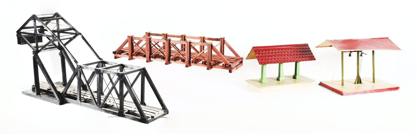 LOT OF 5: TRAIN BUILDINGS AND BRIDGES. (1 of 3)