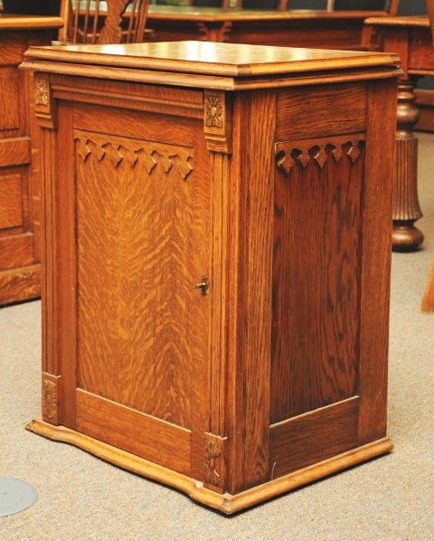 Oak Sewing Machine Cabinet.: Missing machine. Condition (Excellent). Size 30" x 22" x 17 - 1/2".