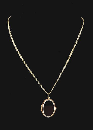 Sold at Auction: A 9K Yellow Gold Heart Locket Pendant on a 9K