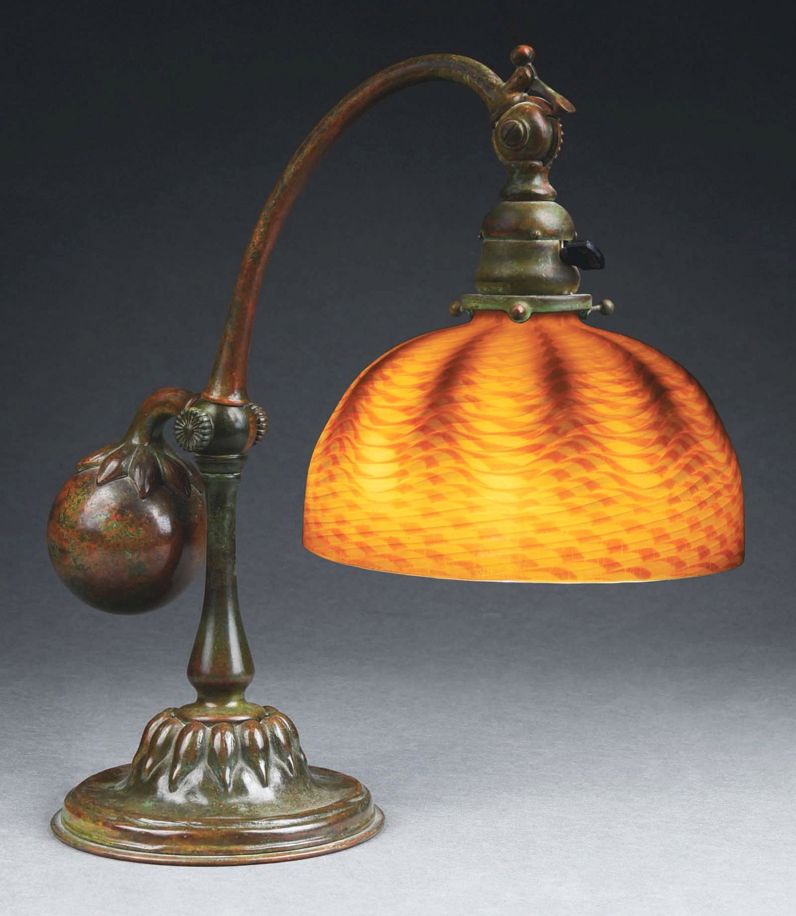 TIFFANY STUDIOS COUNTERBALANCE DAMASCENE DESK LAMP.: A beautiful damascene desk lamp by Tiffany Studios. The counterbalance table base features a foliate form with large counterbalance ball. The base is finished in a beautiful red-brown patina. Undersid