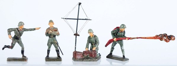Lineol 7.5cm Italian Army Soldiers.: Includes four Italians as shown in photo. Map has paint flaking. Condition (Very Good - Excellent).