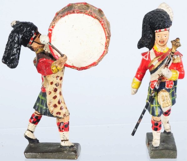 Lineol 7.5cm Pre-War Scot Bass Drum & Baton Man.: Scarce figures. Wear to drummer. Condition (Good - Very Good).