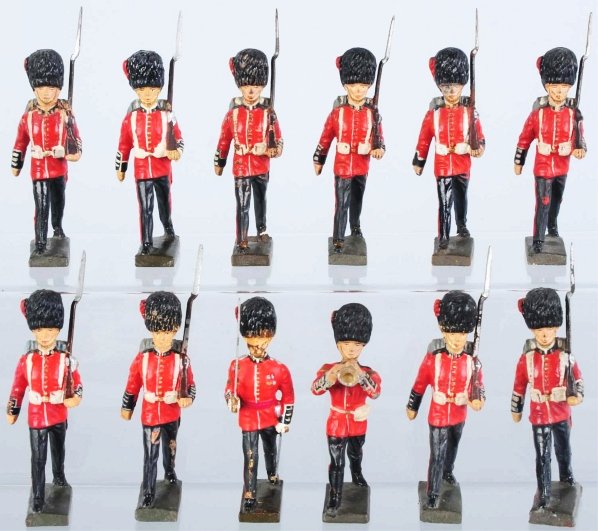 Lot of 12: Lineol 7.5cm British Guard Group.: Officer has paint chips and wear. Condition (Good - Very Good).