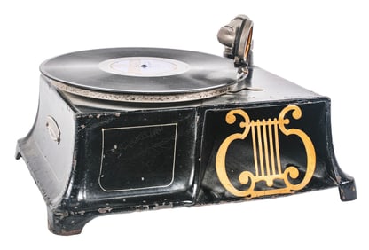 UNIVERSAL PHONOGRAPH