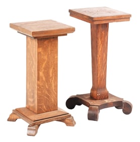 PAIR OF OAK WOOD SLOT MACHINE OR TRADE STIMULATOR STANDS