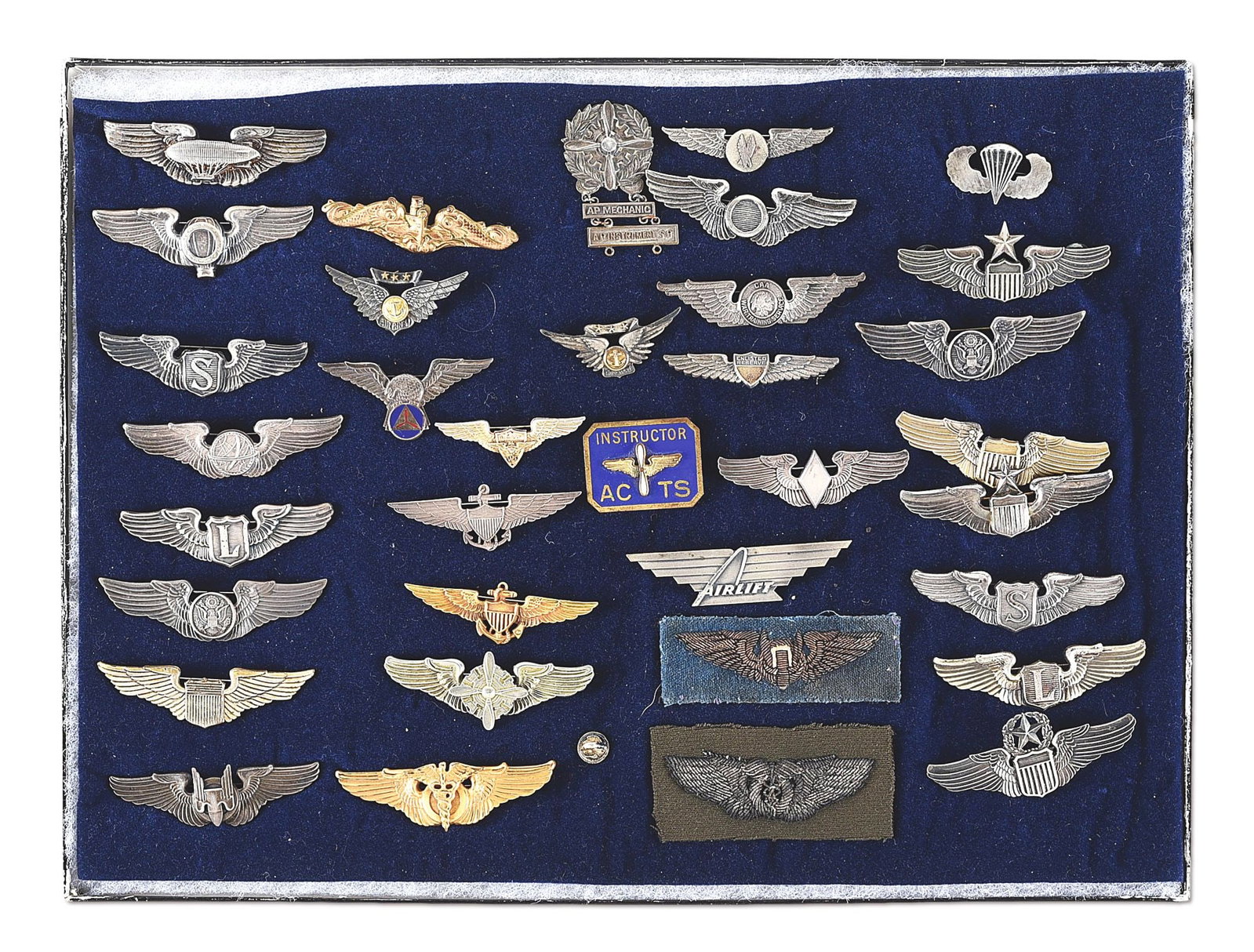 LOT OF US PRE-WWII-COLD WAR WINGS.: Fantastic offering of World War II era US Army Air Corps and Naval Aviator wings. Quite the variety, with examples for command pilots, pilots, WASP, aircrewman, gunners, navigators, bombardiers, fligh