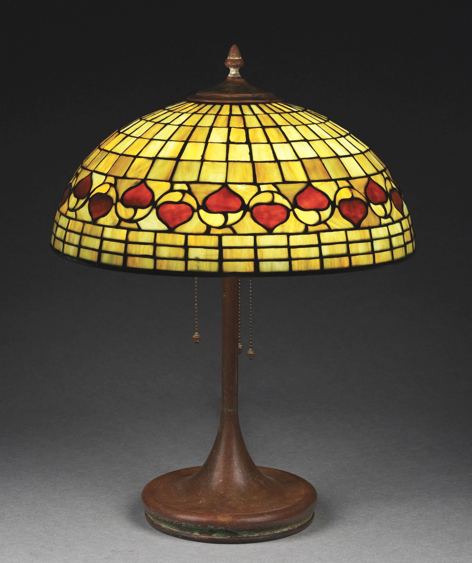 ACORN LEADED GLASS TABLE LAMP IN THE STYLE OF TIFFANY STUDIOS (1 of 9)